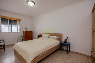 Four bedroom apartment in Arrecife with two parking spaces