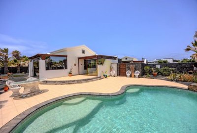 Effortless coastal lifestyle in this Faro Park Villa with pool in Playa Blanca