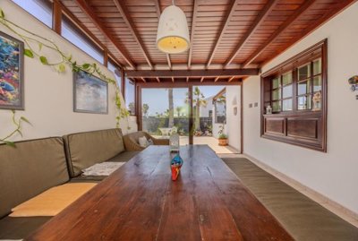 Effortless coastal lifestyle in this Faro Park Villa with pool in Playa Blanca