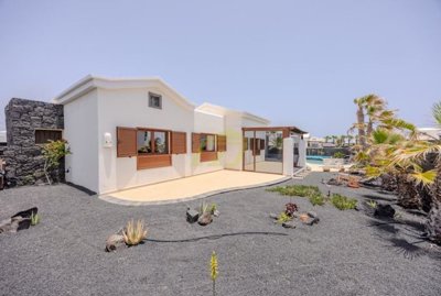 Effortless coastal lifestyle in this Faro Park Villa with pool in Playa Blanca
