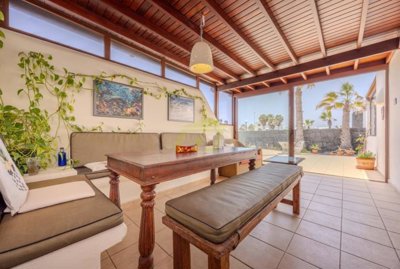 Effortless coastal lifestyle in this Faro Park Villa with pool in Playa Blanca