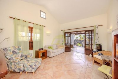 Effortless coastal lifestyle in this Faro Park Villa with pool in Playa Blanca