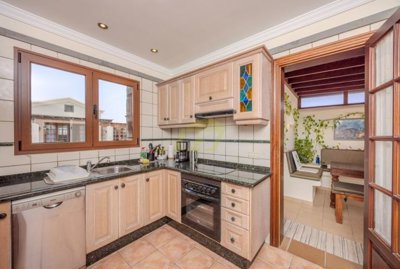 Effortless coastal lifestyle in this Faro Park Villa with pool in Playa Blanca
