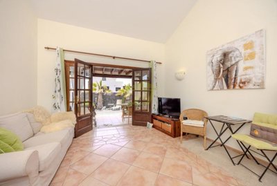Effortless coastal lifestyle in this Faro Park Villa with pool in Playa Blanca