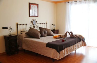 5 Bedroom 5 bathroom property with private garden & terrace in Puerto Calero