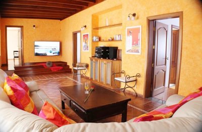5 Bedroom 5 bathroom property with private garden & terrace in Puerto Calero