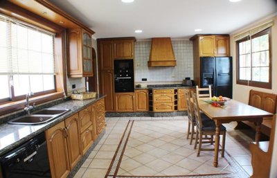5 Bedroom 5 bathroom property with private garden & terrace in Puerto Calero