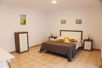5 Bedroom 5 bathroom property with private garden & terrace in Puerto Calero