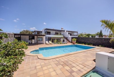 Fantastic semidetached villa with sea views in Playa Blanca