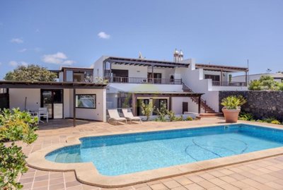 Fantastic semidetached villa with sea views in Playa Blanca