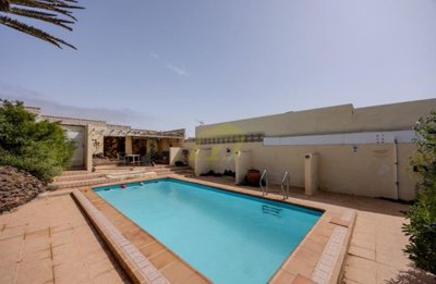 Villa with guest apartment and private swimming pool in rural Tahiche