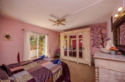 Villa with guest apartment and private swimming pool in rural Tahiche