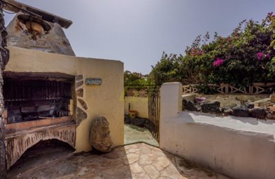 Villa with guest apartment and private swimming pool in rural Tahiche