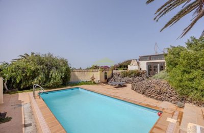 Villa with guest apartment and private swimming pool in rural Tahiche