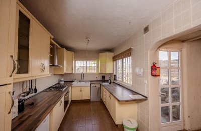 Villa with guest apartment and private swimming pool in rural Tahiche