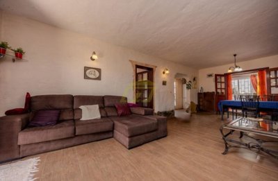 Villa with guest apartment and private swimming pool in rural Tahiche
