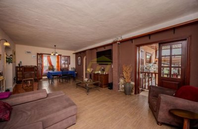 Villa with guest apartment and private swimming pool in rural Tahiche