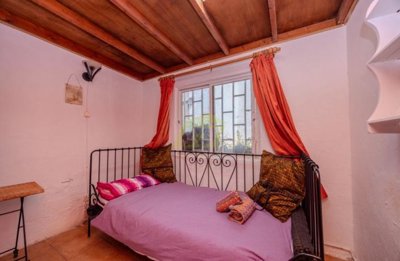 Villa with guest apartment and private swimming pool in rural Tahiche