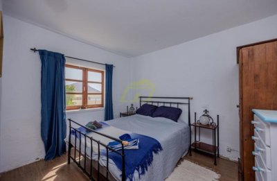 Villa with guest apartment and private swimming pool in rural Tahiche