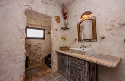 Villa with guest apartment and private swimming pool in rural Tahiche