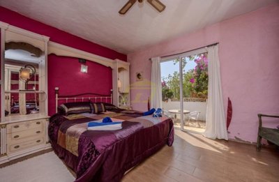 Villa with guest apartment and private swimming pool in rural Tahiche