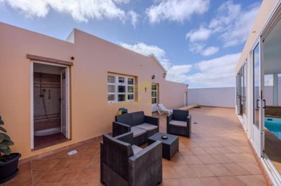 4 bedroom property with generous garden in Prime Tías location