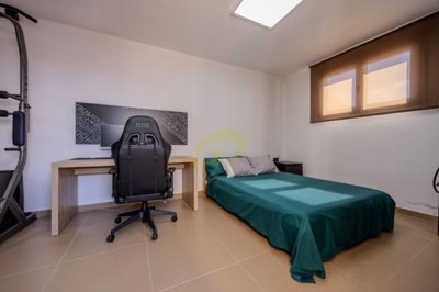 4 bedroom property with generous garden in Prime Tías location