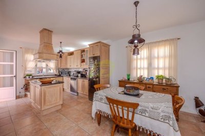 4 bedroom property with generous garden in Prime Tías location