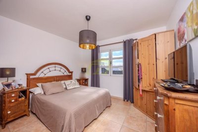 4 bedroom property with generous garden in Prime Tías location