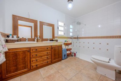 4 bedroom property with generous garden in Prime Tías location