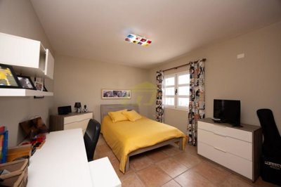 4 bedroom property with generous garden in Prime Tías location