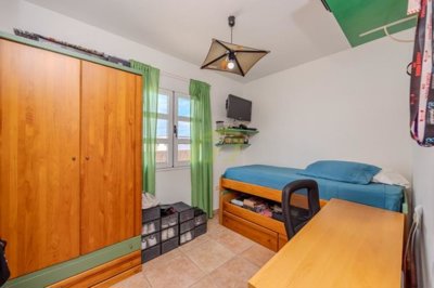 4 bedroom property with generous garden in Prime Tías location