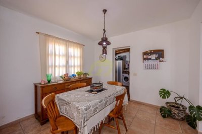 4 bedroom property with generous garden in Prime Tías location