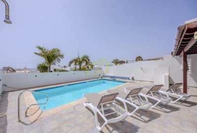 Stylish villa with private pool, garage, and sea views in Playa Blanca