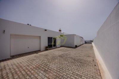 Stylish villa with private pool, garage, and sea views in Playa Blanca