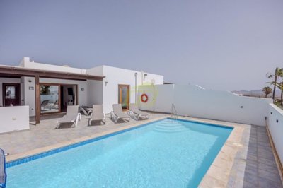 Stylish villa with private pool, garage, and sea views in Playa Blanca
