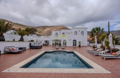 5 Bedroom, 5 Bathroom Villa with separate apartment and private pool in Tabayesco