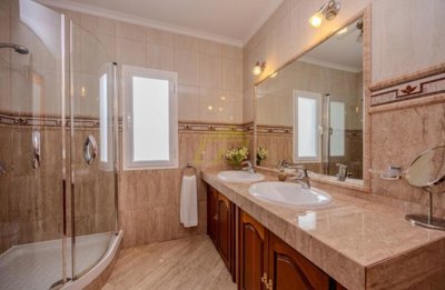 5 Bedroom, 5 Bathroom Villa with separate apartment and private pool in Tabayesco
