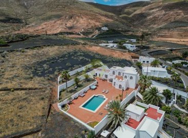 5 Bedroom, 5 Bathroom Villa with separate apartment and private pool in Tabayesco