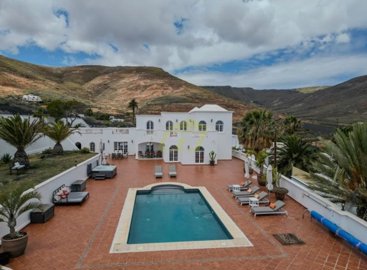 5 Bedroom, 5 Bathroom Villa with separate apartment and private pool in Tabayesco