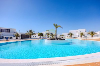 1 Bedroom Bungalow in Sought-After Puerto Calero Complex with Pool