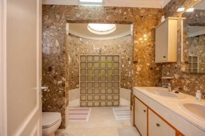 Stunning 2 bedroom bungalow on a front line gated complex in Playa Honda
