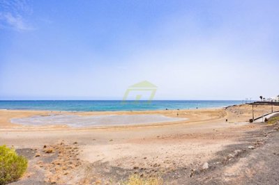 Stunning 2 bedroom bungalow on a front line gated complex in Playa Honda