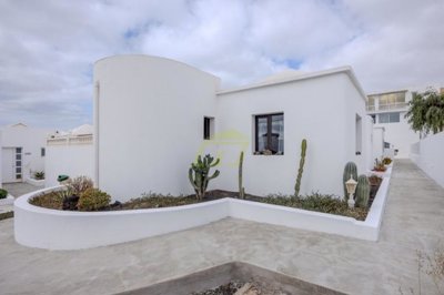 Stunning 2 bedroom bungalow on a front line gated complex in Playa Honda