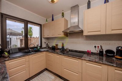 Stunning 2 bedroom bungalow on a front line gated complex in Playa Honda