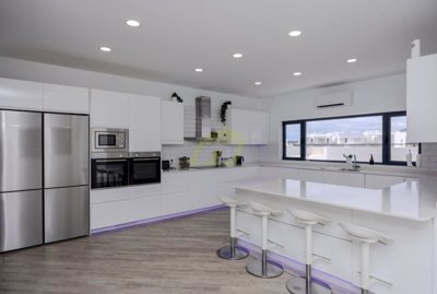 Stunning modern 7 bedroom villa private pool and solar panel in Playa Blanca