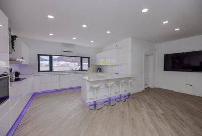Stunning modern 7 bedroom villa private pool and solar panel in Playa Blanca