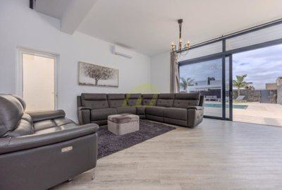 Stunning modern 7 bedroom villa private pool and solar panel in Playa Blanca