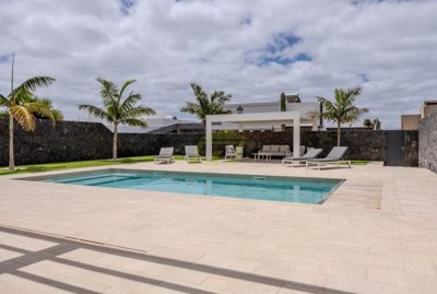Stunning modern 7 bedroom villa private pool and solar panel in Playa Blanca