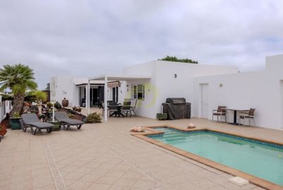 Charming 3 bedroom villa with pool & garden in Yaiza – Exclusive to Lanzarote Investments
